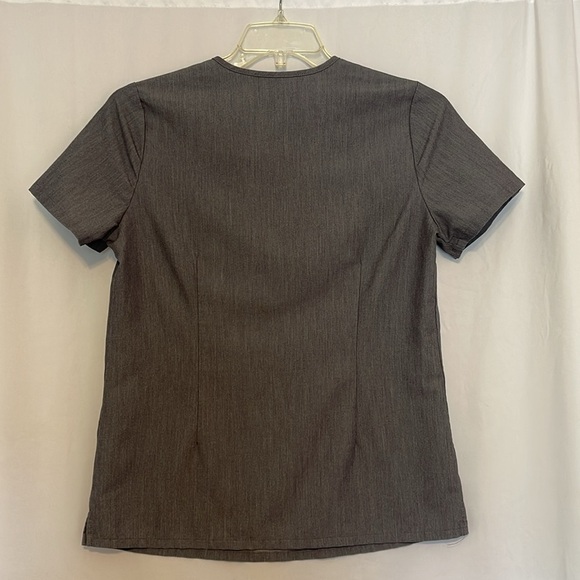 Figs Catarina One Pocket Scrub Top in Graphite Gray size Small - Picture 2 of 6